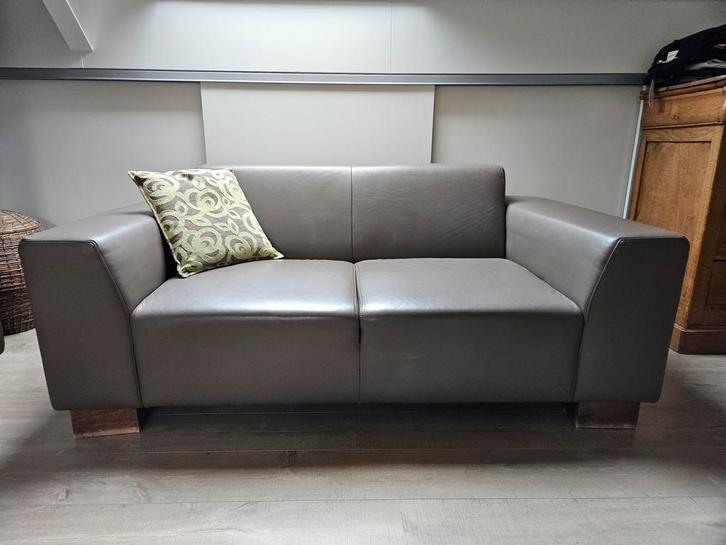 Leren 2 zitsbank, kleur Taupe, Huis en Inrichting, Banken | Bankstellen, Zo goed als nieuw, Tweepersoons, 150 tot 200 cm, 75 tot 100 cm