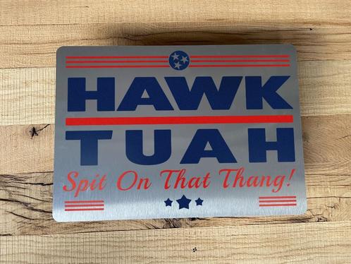 Bord Hawk Tuah 30x20cm aluminium, Verzamelen, Merken en Reclamevoorwerpen, Nieuw, Reclamebord, Verzenden