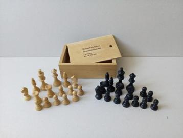 Schaakstukken/houten kistje . (Stauntonmodel) beschikbaar voor biedingen