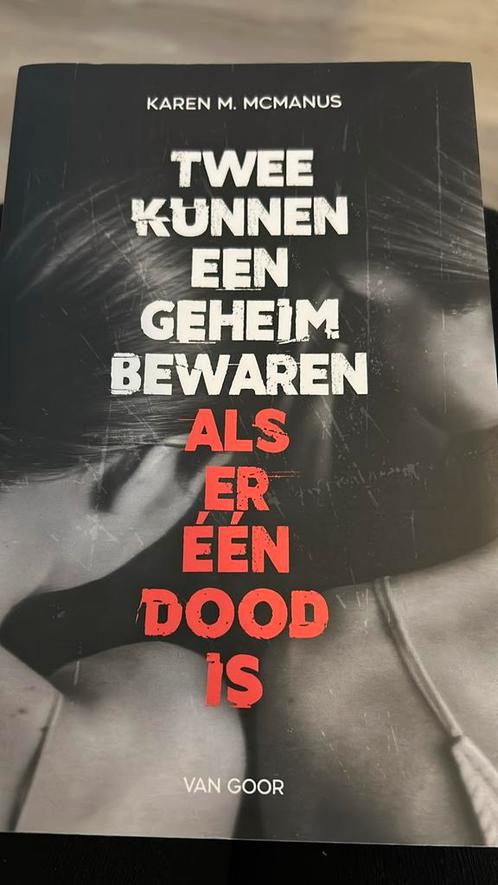 Karen M. McManus - Twee kunnen een geheim bewaren, Boeken, Kinderboeken | Jeugd | 13 jaar en ouder, Zo goed als nieuw, Ophalen of Verzenden