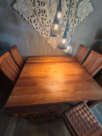 Teakhouten tafel met 6 stoelen 1.40 mtr bij 1.40 mtr beschikbaar voor biedingen