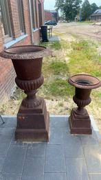 Grote gietijzeren tuinvazen op sokkel, Tuin en Terras, Tuinvazen, Ophalen, Gebruikt