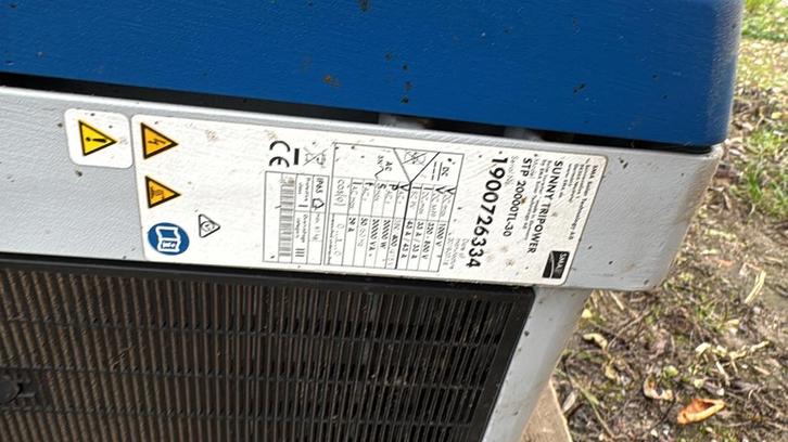 2 Zonnepaneel Omvormers - Goed Werkend, Doe-het-zelf en Verbouw, Zonnepanelen en Toebehoren, Gebruikt, Overige typen, 200 wattpiek of meer