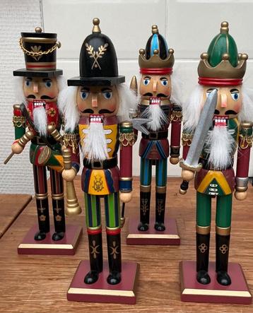 Set van 4 houten notenkrakers beschikbaar voor biedingen