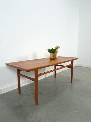 Teak salontafel beschikbaar voor biedingen