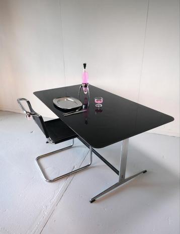 Tafel zwart glas 1960 beschikbaar voor biedingen