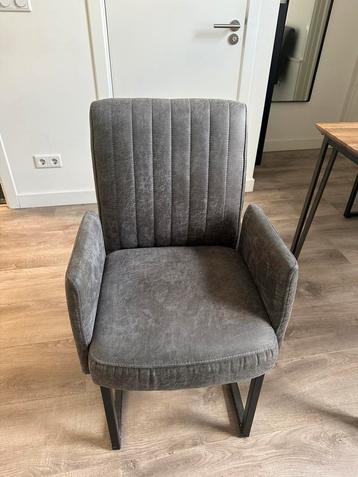 3x comfotabele grijze eetkamerstoel (MOET WEG!) beschikbaar voor biedingen