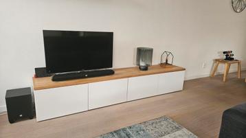 Tv-meubel op basis van Ikea Bestã met eikenblad beschikbaar voor biedingen