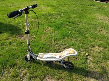 Witte Space Scooter beschikbaar voor biedingen