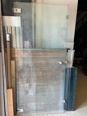 Douche scherm en douche deur met scharnieren en beugels. beschikbaar voor biedingen