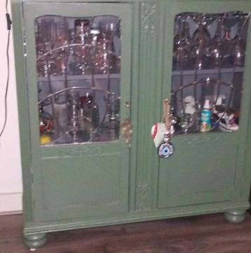 Groen kastje met glas in lood beschikbaar voor biedingen