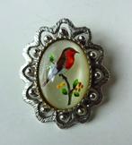 Vintage broche: handgeschilderd roodborstje op glas cabochon, Ophalen of Verzenden, Overige materialen, Broche