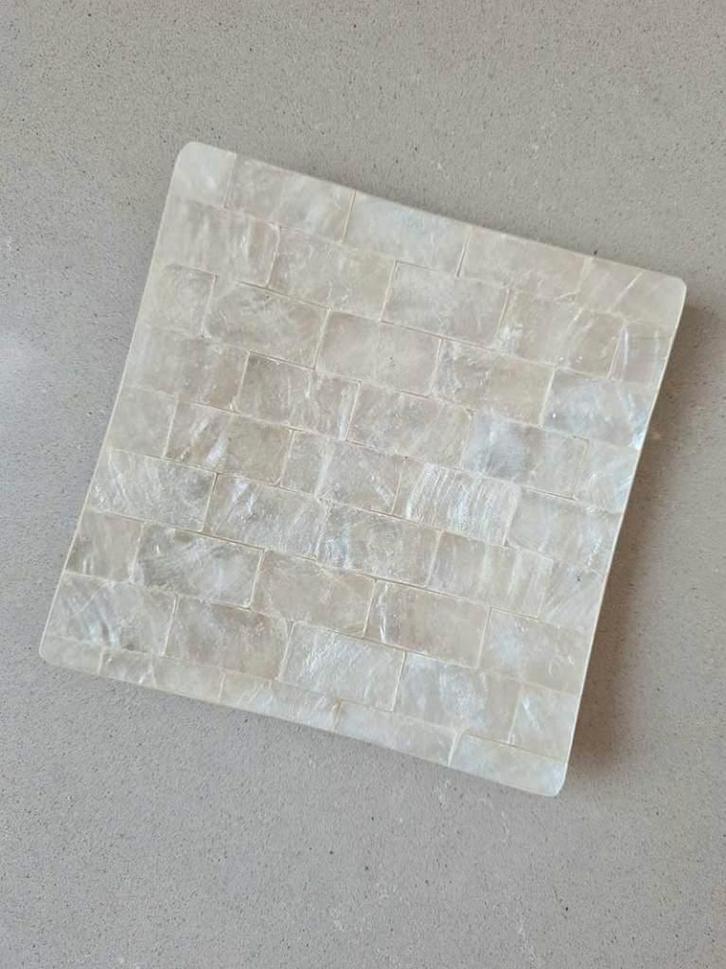 Vierkant schelpen schaaltje wit 2 uit Bali, Huis en Inrichting, Woonaccessoires | Schalen en Manden, Nieuw, Schaal, Vierkant, Overige materialen