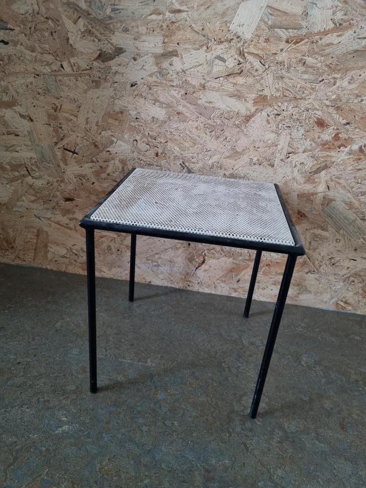 bijzettafeltje Artimeta geperforeerd staal mid century, Huis en Inrichting, Woonaccessoires | Krantenbakken en Lectuurbakken, Gebruikt