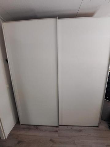 Kleding kast, schuifdeuren wit.