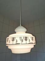 Retro vintage design 70's hanglamp van melkglas met decorati, Huis en Inrichting, Lampen | Hanglampen, Gebruikt, 50 tot 75 cm