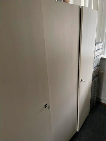 Witte kledingkast met deuren beschikbaar voor biedingen