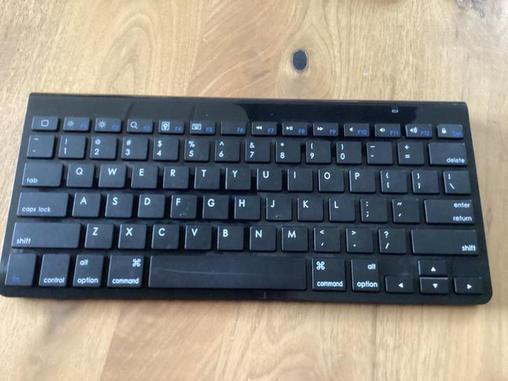 Te koop een draadloos Bluetooth  Toetsenbord, Computers en Software, Toetsenborden, Zo goed als nieuw, Ophalen of Verzenden