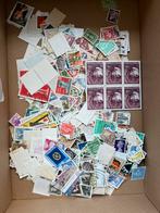 Doos 1700 buitenland, Postzegels en Munten, Postzegels | Volle albums en Verzamelingen, Verzenden, Buitenland