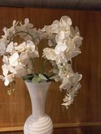 Witte Vaas met Orchideeën, Huis en Inrichting, Woonaccessoires | Vazen, Ophalen, 50 tot 75 cm, Wit, Aardewerk of Porselein