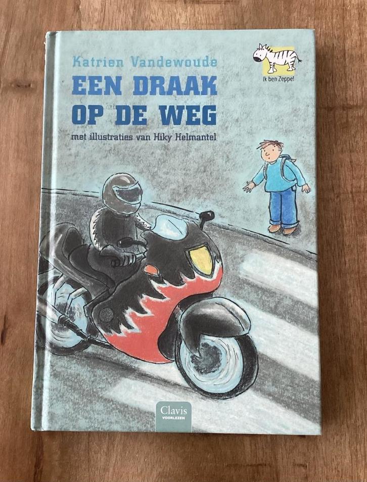 Een draak op de weg 9789044807141, Boeken, Kinderboeken | Jeugd | onder 10 jaar, Zo goed als nieuw, Fictie algemeen, Ophalen of Verzenden