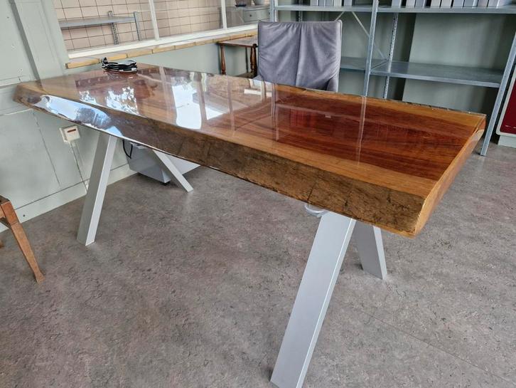 Uniek bureau met design onderstel + ingeb stopcontact, Huis en Inrichting, Bureaus, Zo goed als nieuw, Bureau, Ophalen