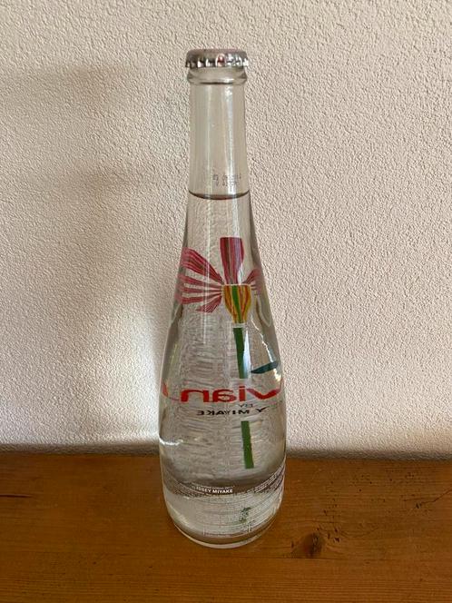 Evian Issey Miyake waterfles - gevuld, Verzamelen, Merken en Reclamevoorwerpen, Zo goed als nieuw, Ophalen of Verzenden