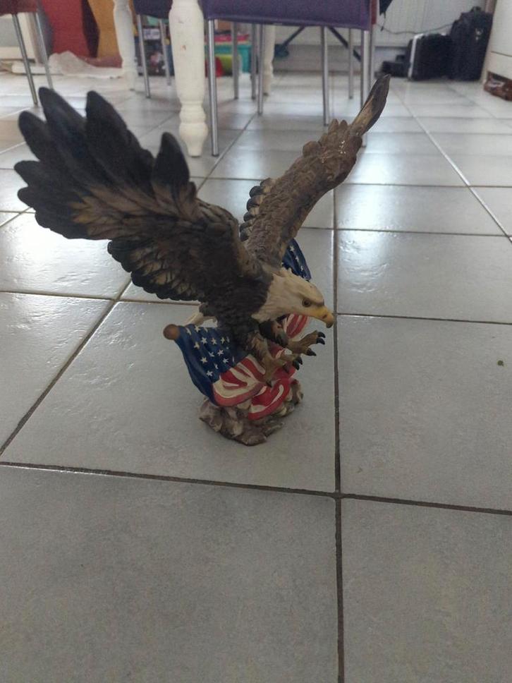 Amerikaanse Adelaar Beeld - 32x34x20 cm, Tuin en Terras, Tuinbeelden, Zo goed als nieuw, Dierenbeeld, Kunststof, Ophalen of Verzenden