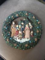 Kerstkrans van soort polystone met kersttafereel. Deurhanger, Diversen, Kerst, Ophalen of Verzenden, Zo goed als nieuw