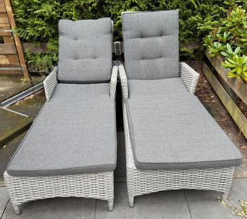 Twee mooie ligbedden met kussens – klaar voor de zomer! ️ beschikbaar voor biedingen
