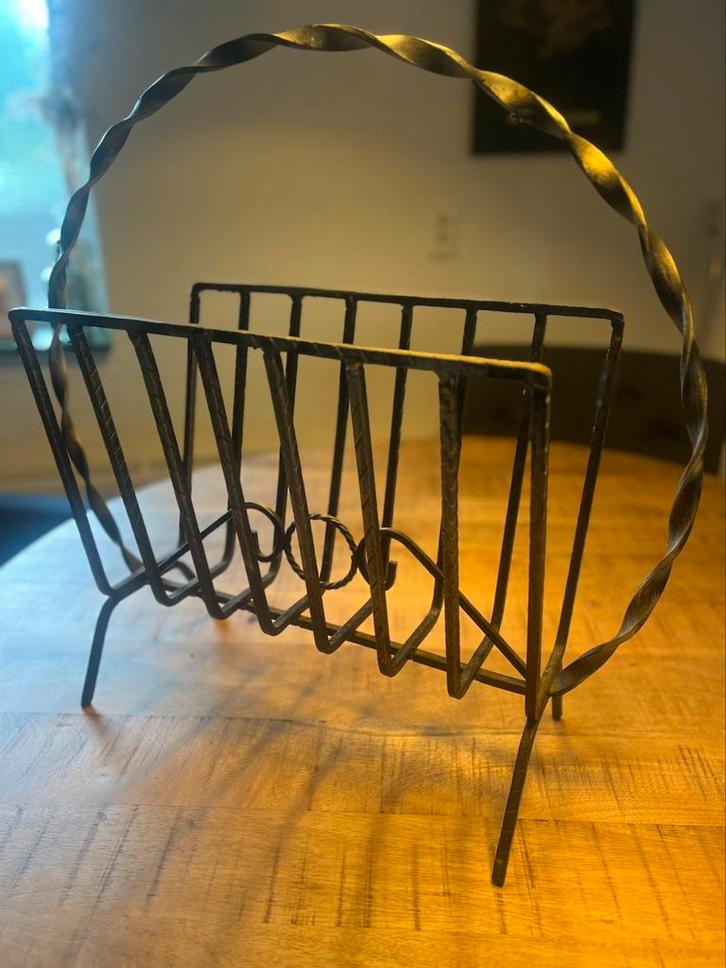 Vintage metalen tijdschriftenrek / krantenhouder, Huis en Inrichting, Woonaccessoires | Krantenbakken en Lectuurbakken, Zo goed als nieuw