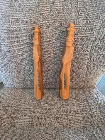 Dit is een vintage, handgesneden houten figuur  beschikbaar voor biedingen