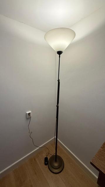 Klassieke vloerlamp met glazen kap beschikbaar voor biedingen