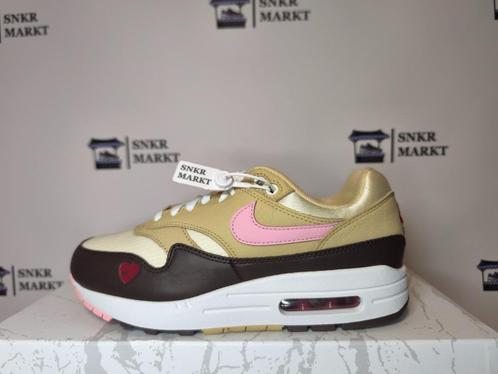 Nike Air Max 1 Valentine’s Day (2024) (W), Kleding | Dames, Schoenen, Nieuw, Sneakers of Gympen, Bruin, Verzenden