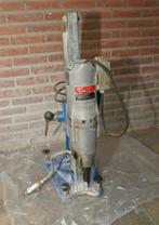 Milwaukee  diamantboormachine op statief. Met waterkoeling, Doe-het-zelf en Verbouw, Gereedschap | Boormachines, Ophalen, Variabele snelheid