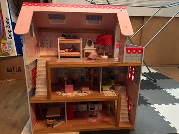 Houten poppenhuis met meubels en poppetjes beschikbaar voor biedingen
