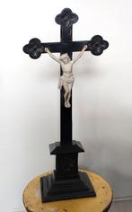 Kruisbeeld, gipsen Jezusfiguur aan gezwart hout, Ophalen of Verzenden