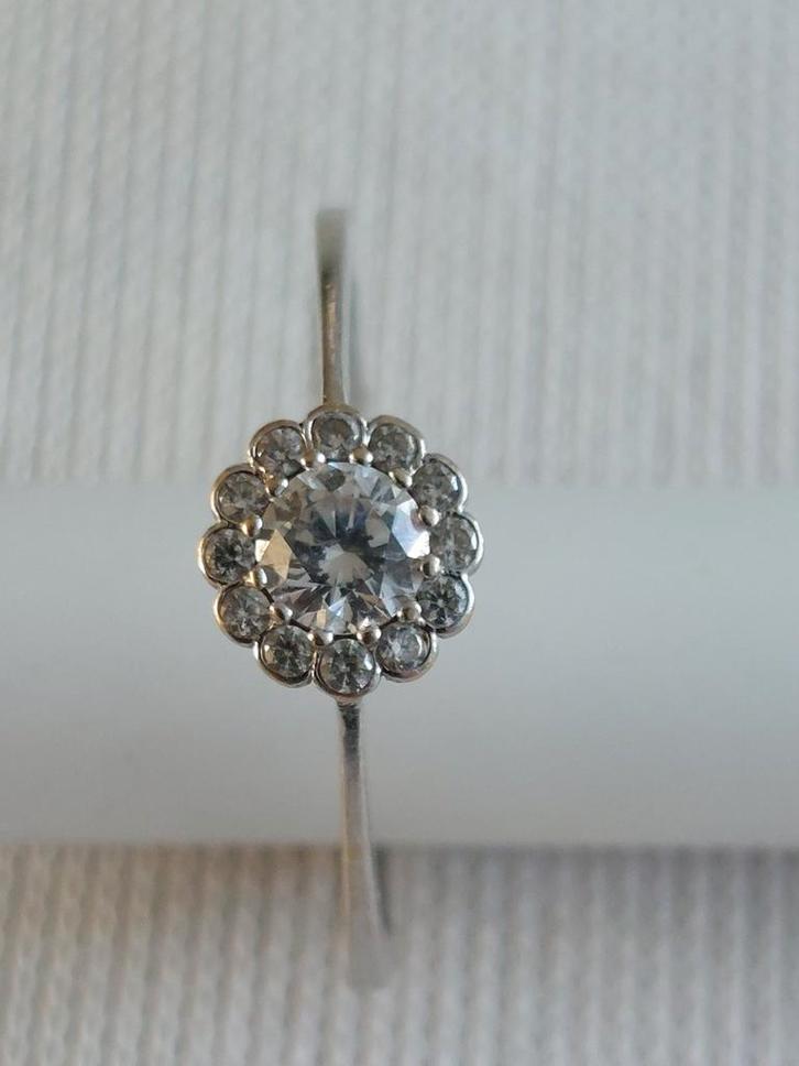 Witgouden dames ring met steentjes, Sieraden, Tassen en Uiterlijk, Ringen, Zo goed als nieuw, Dame, 17 tot 18, Wit, Goud, Ophalen of Verzenden
