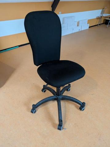 Bureaustoel met wieltjes beschikbaar voor biedingen