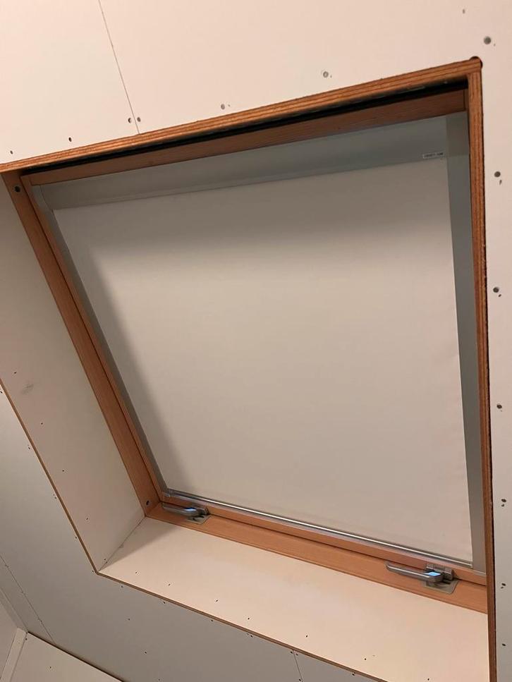 FAKRO Dakraam Rolgordijn Verduisterend Wit VE008 - FTP 10, Huis en Inrichting, Stoffering | Gordijnen en Lamellen, Zo goed als nieuw