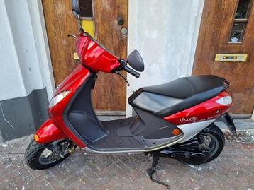 Peugeot Viva City Rood snor 795 bij; Scooterforyou, Zwolle   beschikbaar voor biedingen