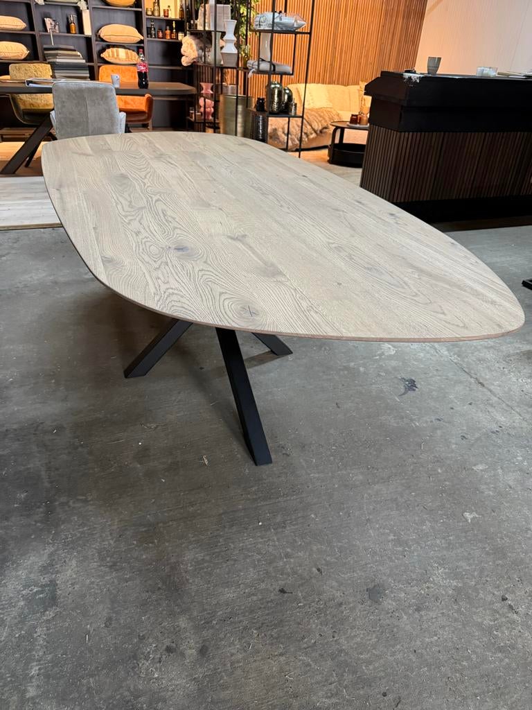 Massief eiken eettafel kiwi vorm met zwarte onderstel, Huis en Inrichting, Tafels | Eettafels, 100 tot 150 cm, Eikenhout, Ophalen of Verzenden