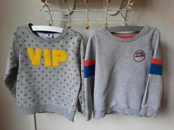 2 Leuke Sportieve Grijze Sweaters Truien Maat 98-104 beschikbaar voor biedingen