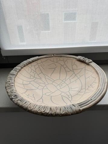 Raku gebrande schaal beschikbaar voor biedingen