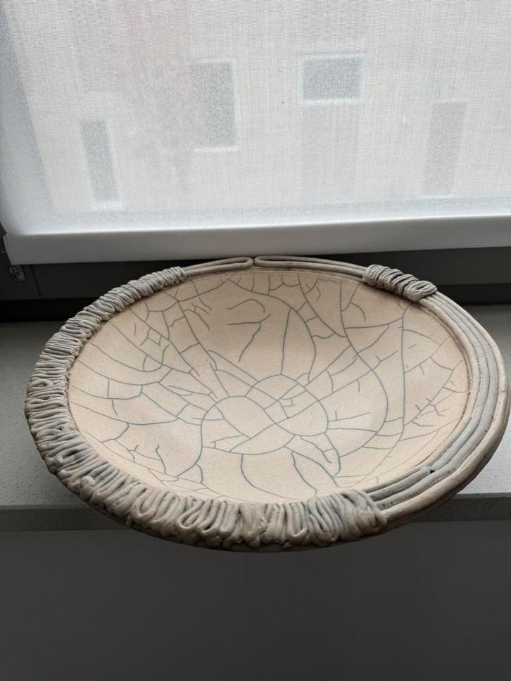 Raku gebrande schaal, Huis en Inrichting, Woonaccessoires | Schalen en Manden, Gebruikt, Schaal, Rond, Porselein of Keramiek, Ophalen of Verzenden
