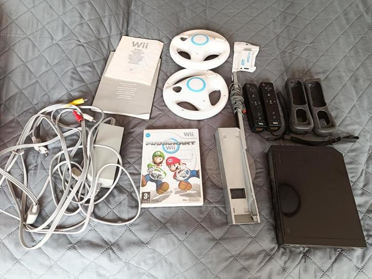 Zwarte Wii met 2 controllers, stuurtjes en Mario Kart, Spelcomputers en Games, Spelcomputers | Nintendo Wii, Zo goed als nieuw