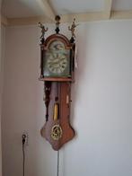 Friese staartklok met messing ornamenten, Ophalen