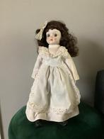 Vintage stenen Pop met Krullend Haar, Verzamelen, Poppen, Ophalen of Verzenden, Gebruikt, Pop