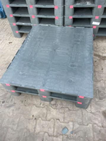 Te koop partij zeer nette kunstof plastic pallets dichte dek beschikbaar voor biedingen
