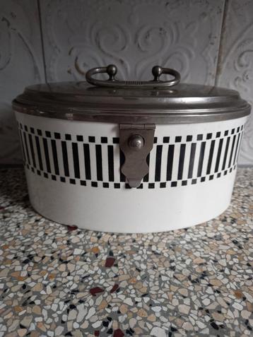 Antieke grootmoeders opbergbox met metalen deksel  beschikbaar voor biedingen